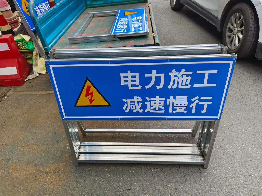 {“title” “扬州凯轩交通消防 十八年专业守护，铸就安全基石”， “content”: “在古城扬州，有这样一家企业，它以专业和坚守，默默守护着城市的交通安全与消防安全。它就是扬州凯轩交通消防，一家十八年如一日，专注于交通设施、消防器材及安防器材领域的专业服务商。\n\n十八年，是一个里程碑，更是一份沉甸甸的承诺。自成立以来，扬州凯轩交通消防始终将‘安全’二字铭刻于心，以‘专业、诚信、高效、创新’为经营理念，致力于为企事业单位、市政工程及广大市民提供全方位、高品质的安全产品与解决方案。\n\n在交通